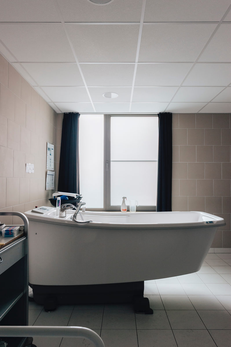 Hoog-laagbad voor het raam in de gemeenschappelijke badkamer vóór de herinrichting