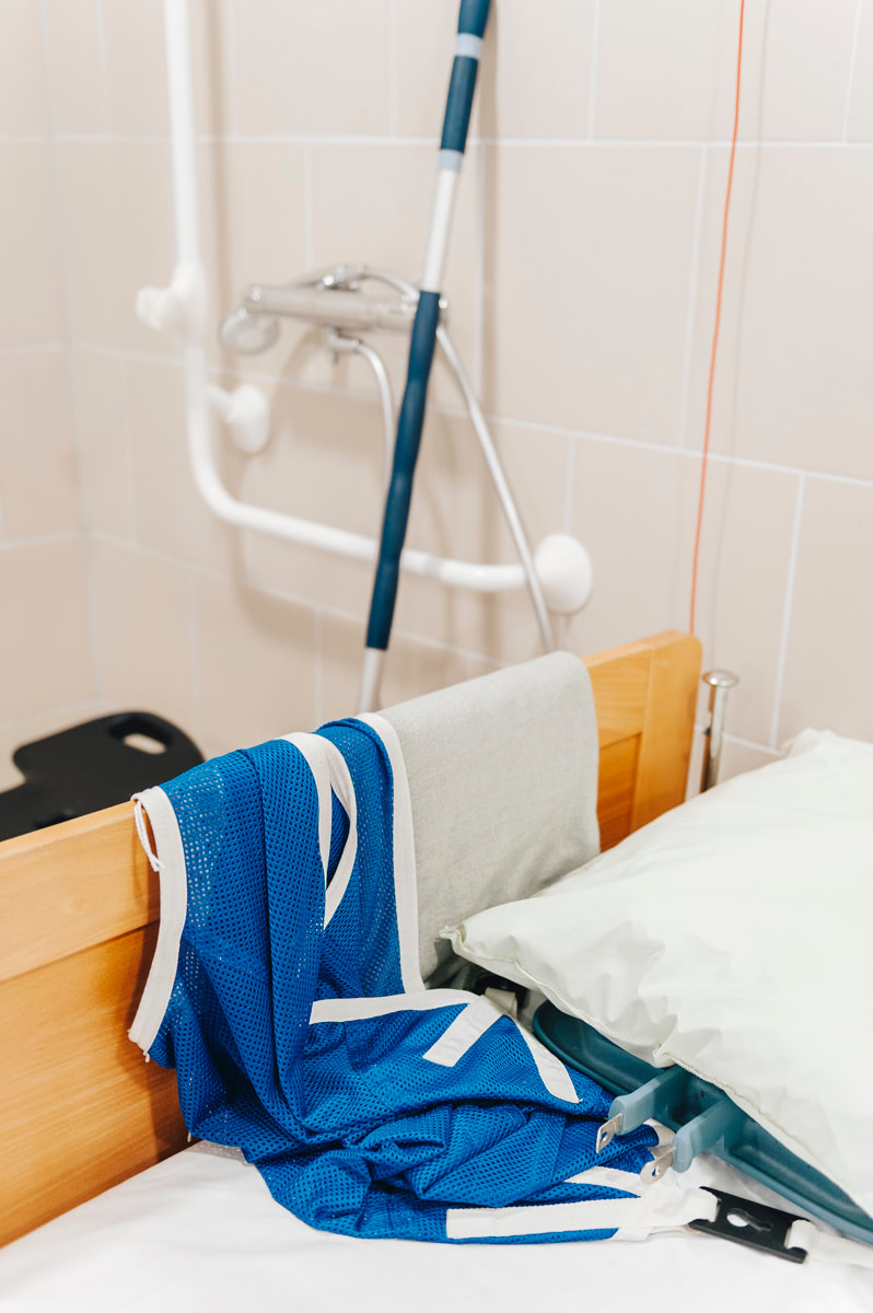 Badlinnen over de bedrand bij de douchehoek in de badkamer vóór de herinrichting