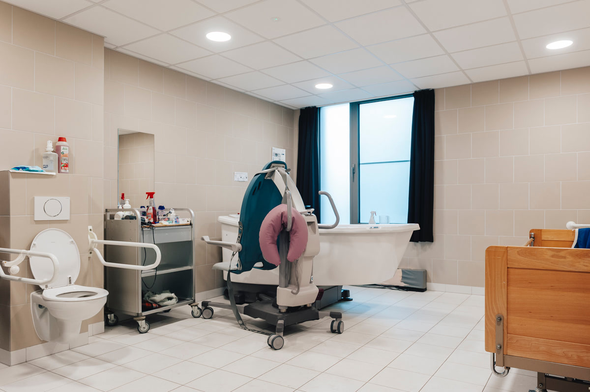 Tillift naast het hoog-laagbad en toilet in de gemeenschappelijke badkamer