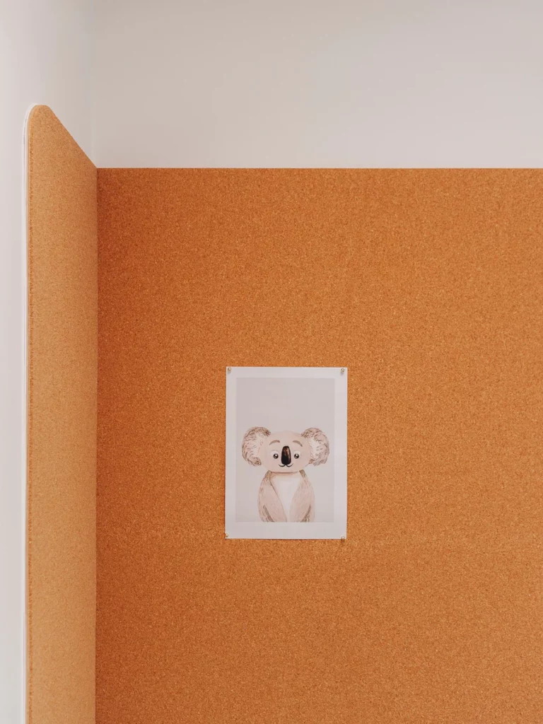 Kurken prikwand met een prent van een koala in de wachtruimte