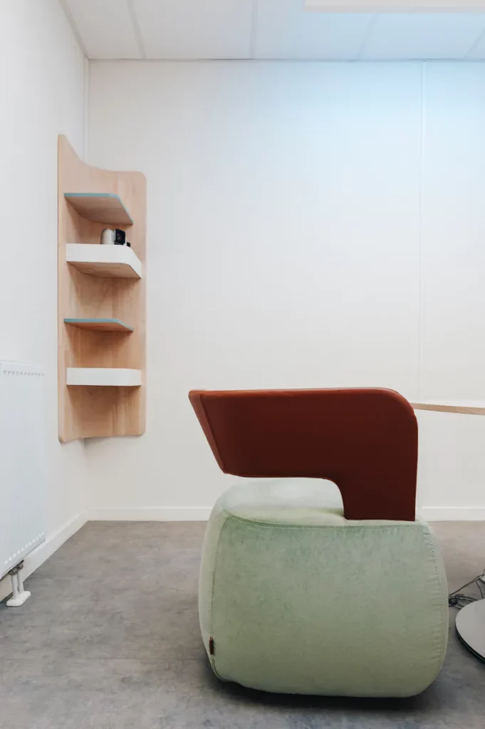 Fauteuil met terracotta rugleuning naast houten wandschappen