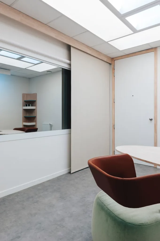 Verhoorkamer met schuifwand en zicht op de regieruimte